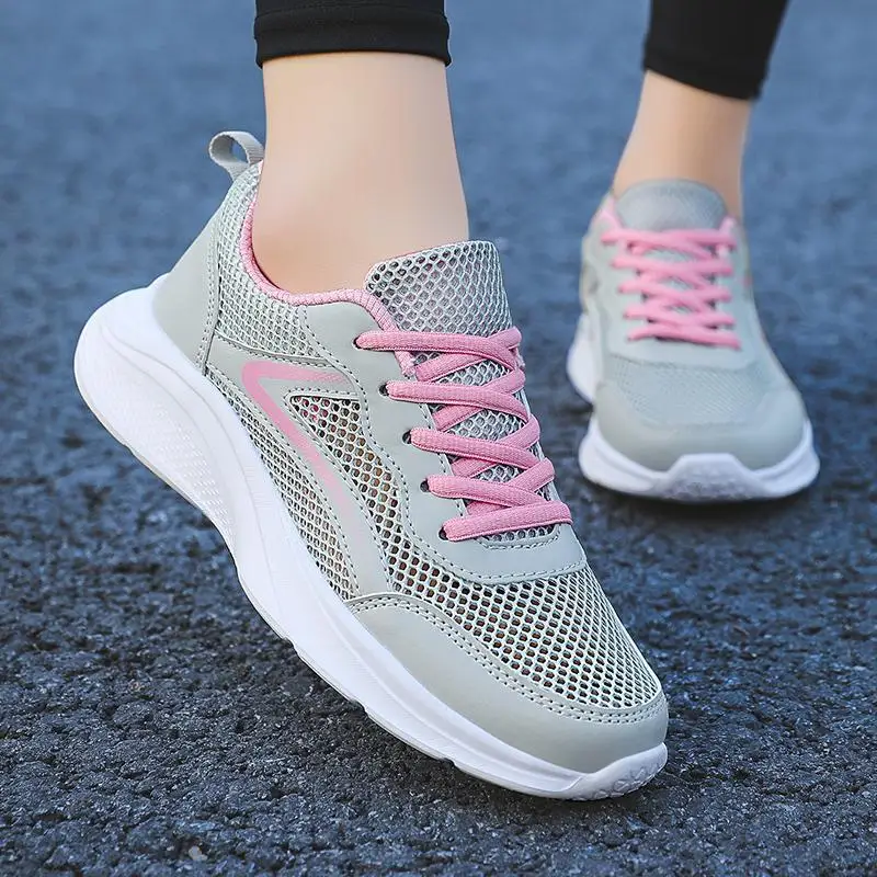 Zapatos informales de malla hueca para mujer, zapatillas ligeras suaves y transpirables, zapatillas planas con plataforma para viaje deportivo, tendencia coreana, verano, 2024