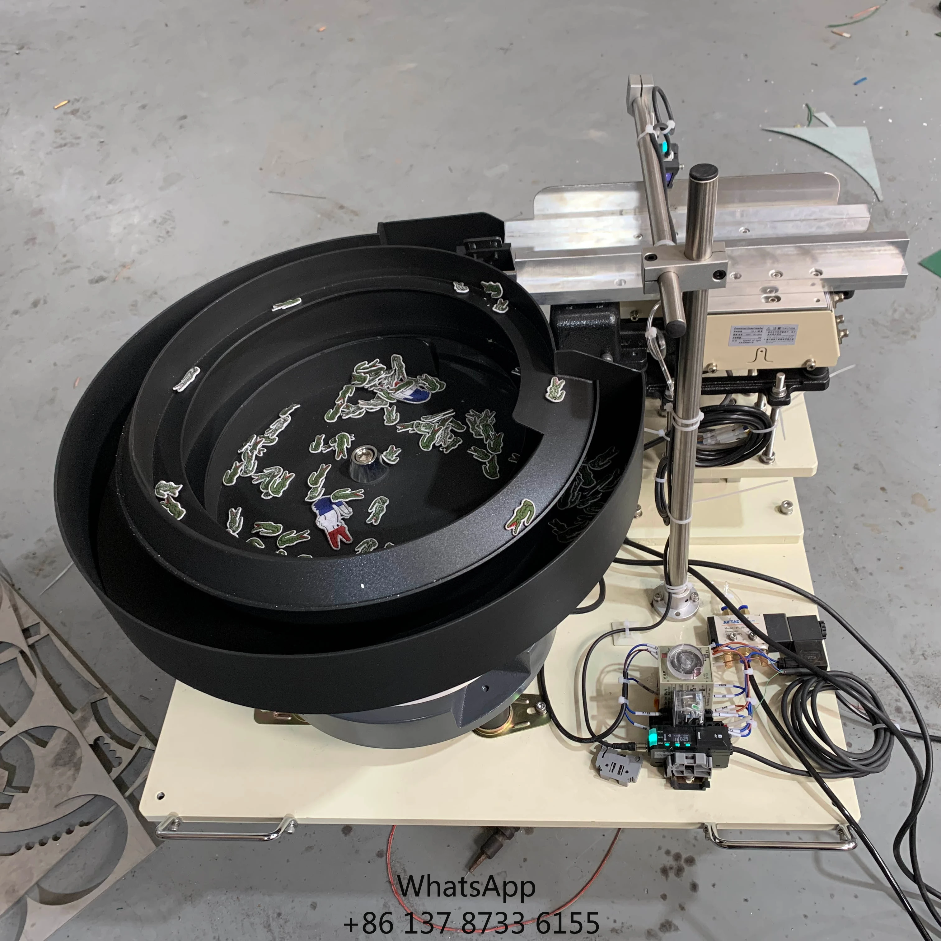 New Gift And Crafts Assembly Line Feeding Embroidered Logo Anti-adhesion Stainless Steel Motor Vibratory Bowl Feeder