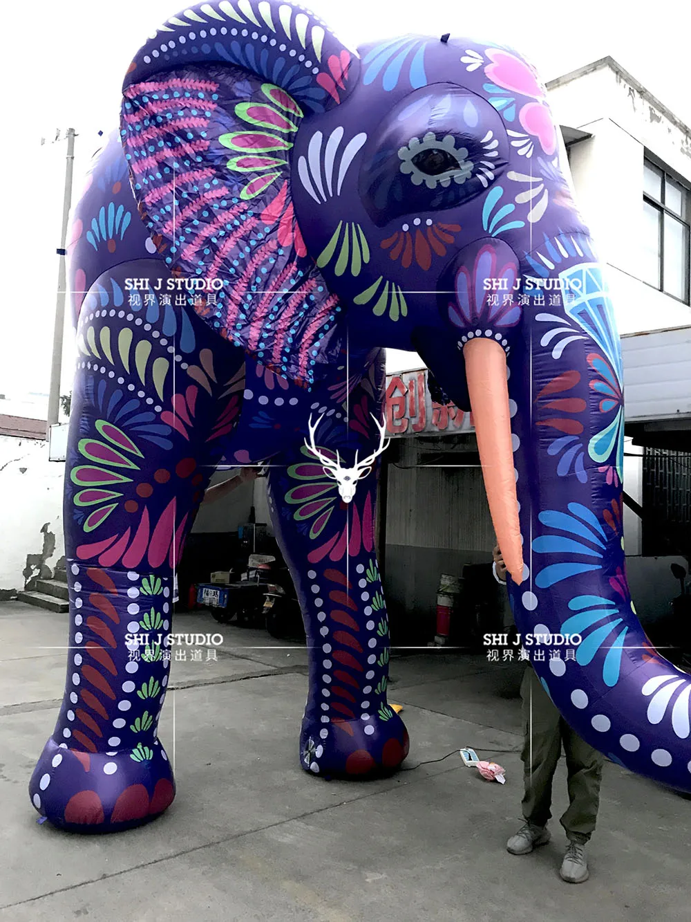 

Stage Show Elephant Christmas Atmosphere Props Opening Store Celebration Spring Festival Evening Large Air Model Elephants