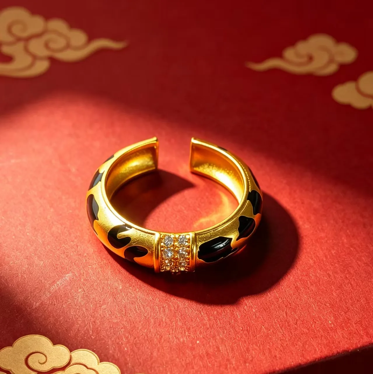 Gracefully set off arm curves with this women's leopard bangle, delicate stone inlay on AU999 24K pure gold