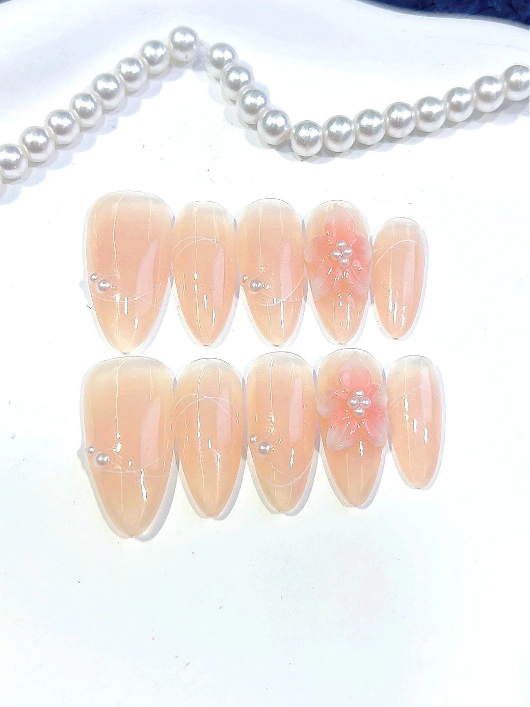 เล็บปลอมสีชมพูนู้ดประดับดอกไม้ 3 มิติ มุก และคริสตัลทรงอัลมอนด์ สำหรับผู้หญิง (C442)