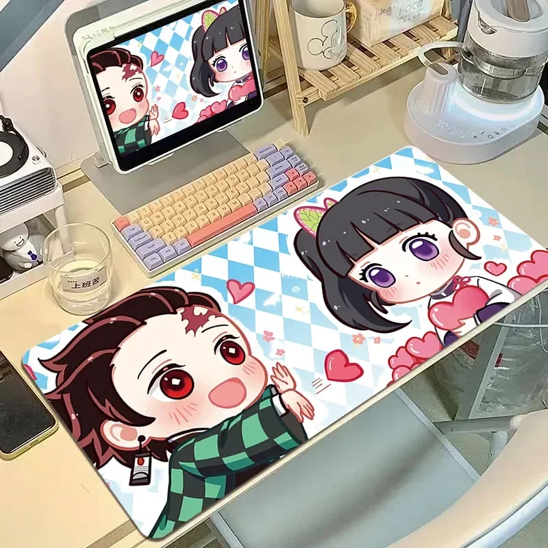 Tapete de mouse grande inspirado em Demon Slayer – XXL fofo tapete de mesa de anime Kawaii para meninas, capa de teclado antiderrapante para escritório e laptop
