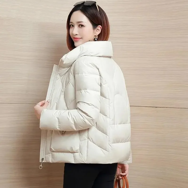 Imagem -03 - Jaqueta Curta Feminina na Moda Coreana Parkas de Inverno Cabolsa Acolchoado Quente Gola Alta Casual Grosso para Senhoras Roupa de Pão R403 2024