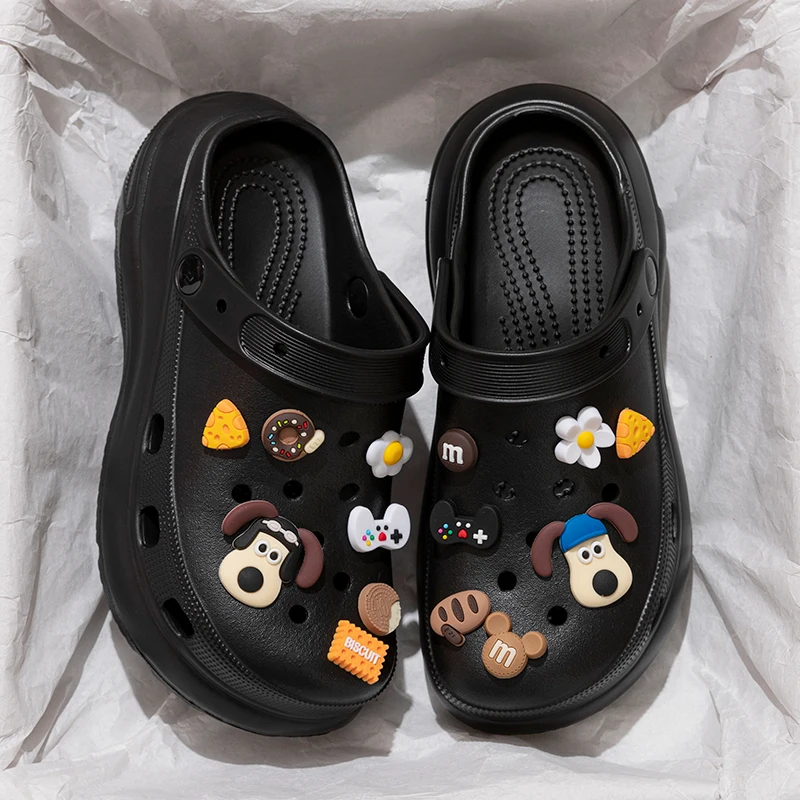 اللؤلؤ سلسلة صنادل أرضية مكتنزة النساء 2025 الصيف سميكة القاع قباقيب الشاطئ أحذية امرأة موضة ورود للزينة إيفا حذاء للحديقة