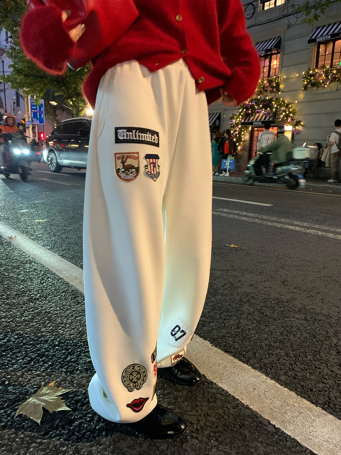 

Белые женские спортивные брюки с вышивкой и эластичным поясом, новинка 2025 года, на флисовой подкладке, с манжетами, в корейском стиле, прямые штанины