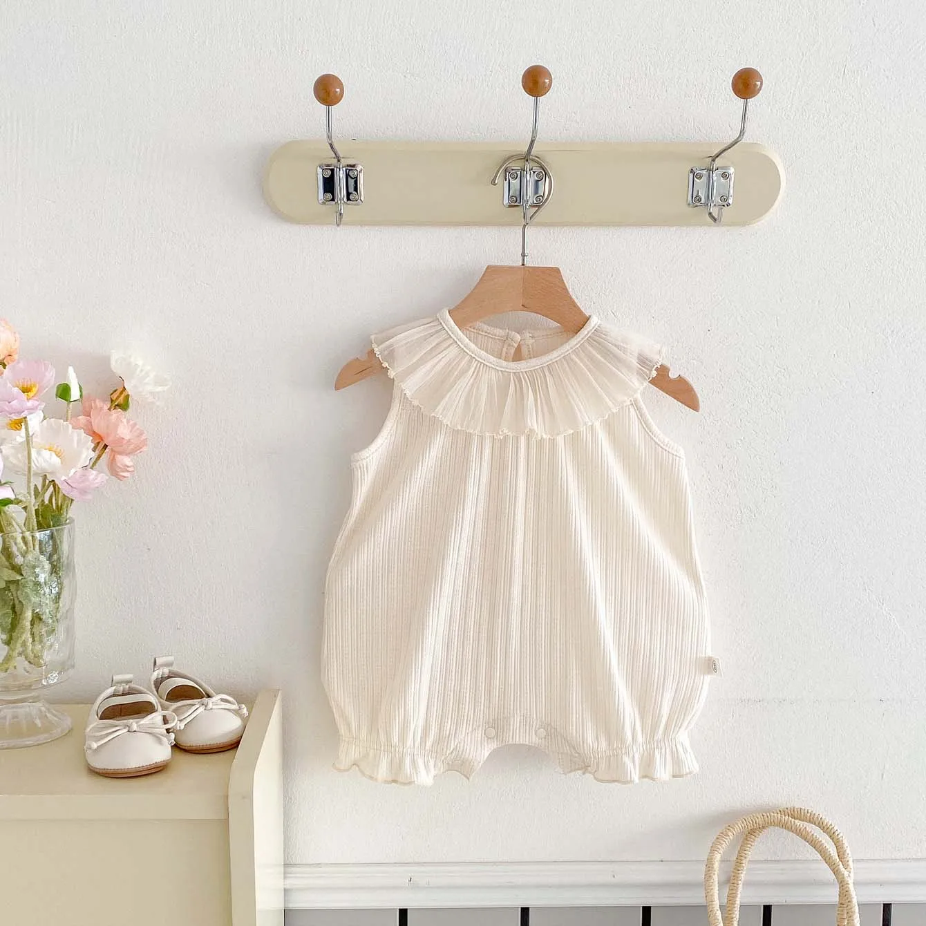 Versione coreana della tuta estiva da bambina con colletto in pizzo dolce, comoda tuta da bambina in tinta unita, molto spesso a casa