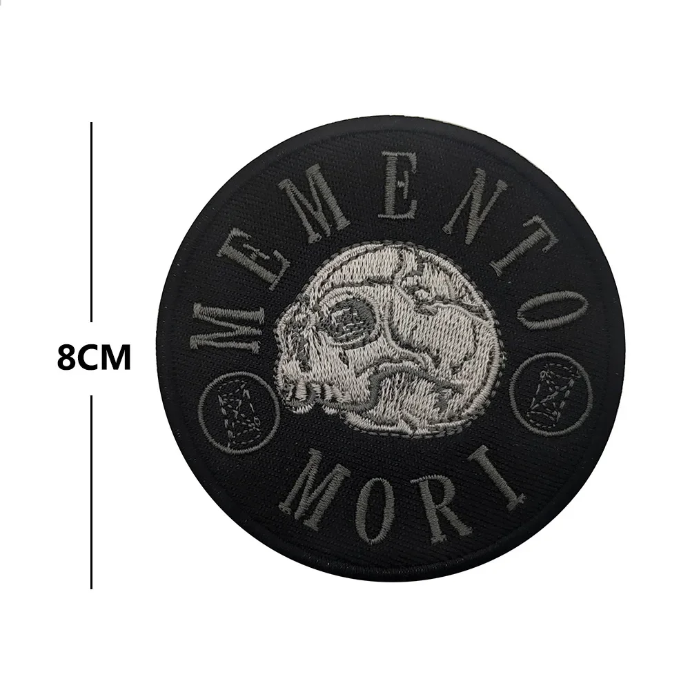 Parche moral Memento Mori – Calavera bordada con velcro táctico - imagen 3