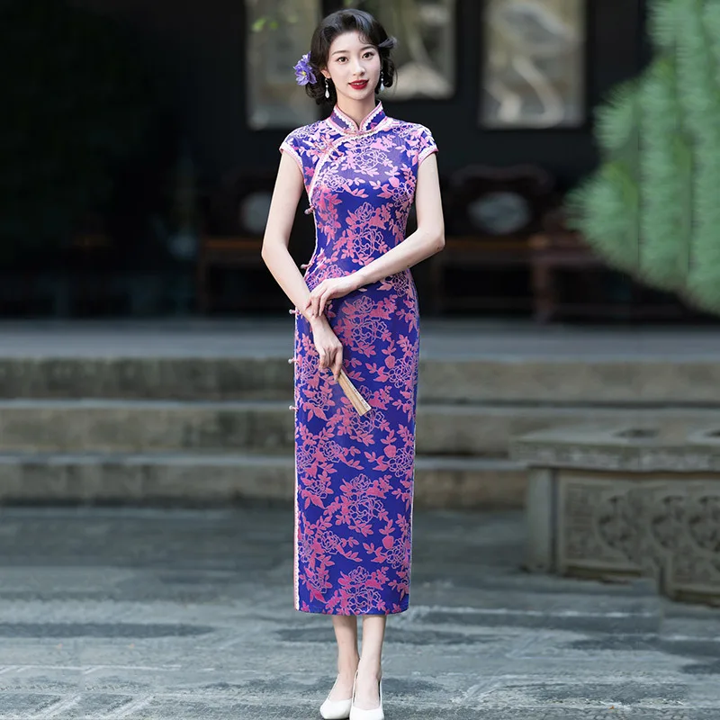 

Фиолетовое бархатное длинное осеннее Ципао в китайском стиле с короткими рукавами, новинка 2023 года для молодых женщин, Ципао в стиле ретро