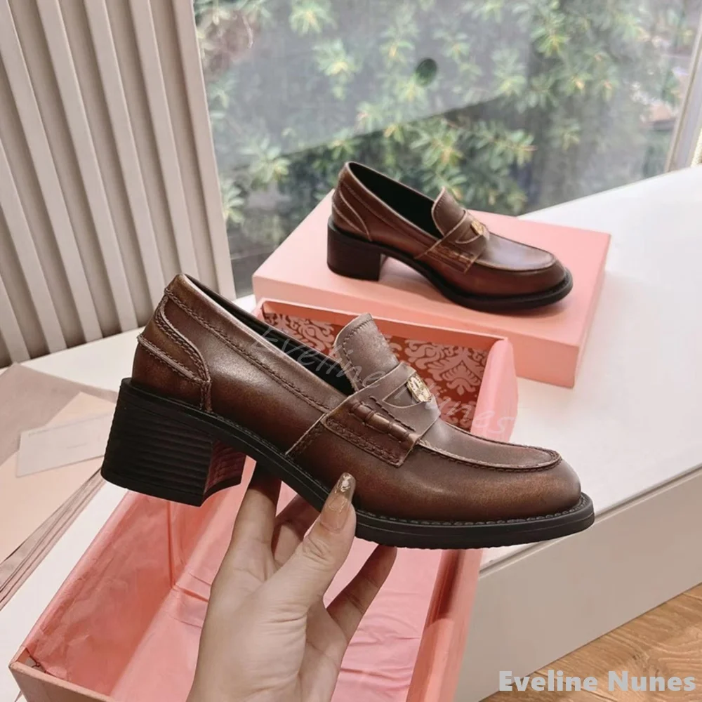 Коричневые лоферы на массивном каблуке в стиле ретро, женские лоферы без шнуровки с круглым носком и металлическими украшениями, черные кожаные туфли, новые весенние лоферы 2023 г.