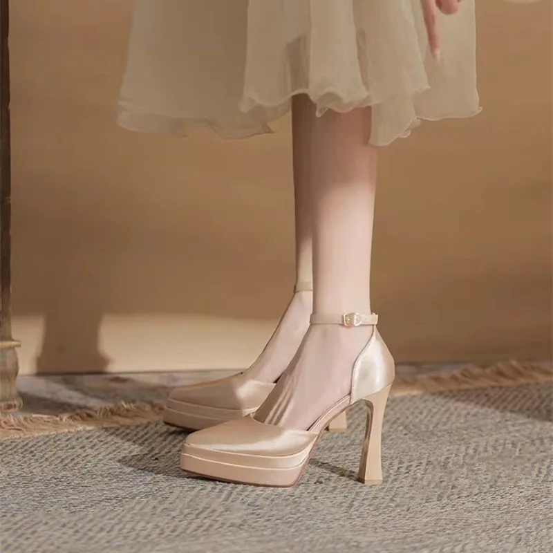 

Новые женские туфли на платформе с острым носком, на массивном каблуке, с вырезами