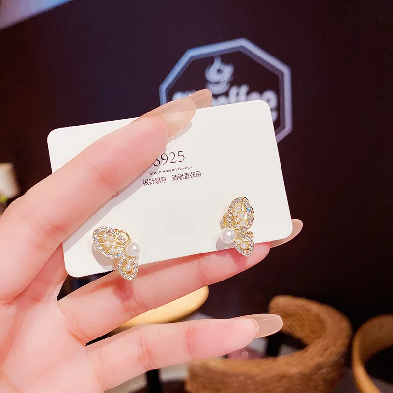 2024 Korean New Personality Fashion Butterfly Golden Earring Women Temperament Imitation Pearl Inlaid Rhinestones Shiny Earrings