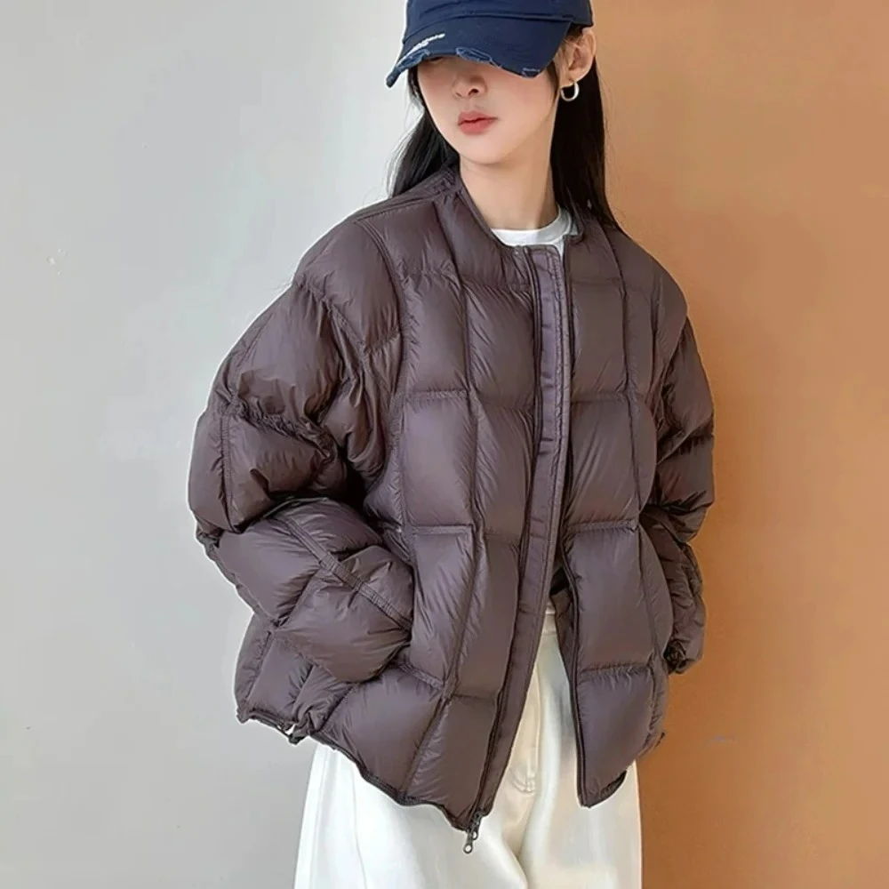 2025 الخريف الشتاء رقيق سترة منفوخة خفيفة النساء البيسبول طوق رشاقته الدافئة المتضخم الأبيض بطة أسفل معطف قصير