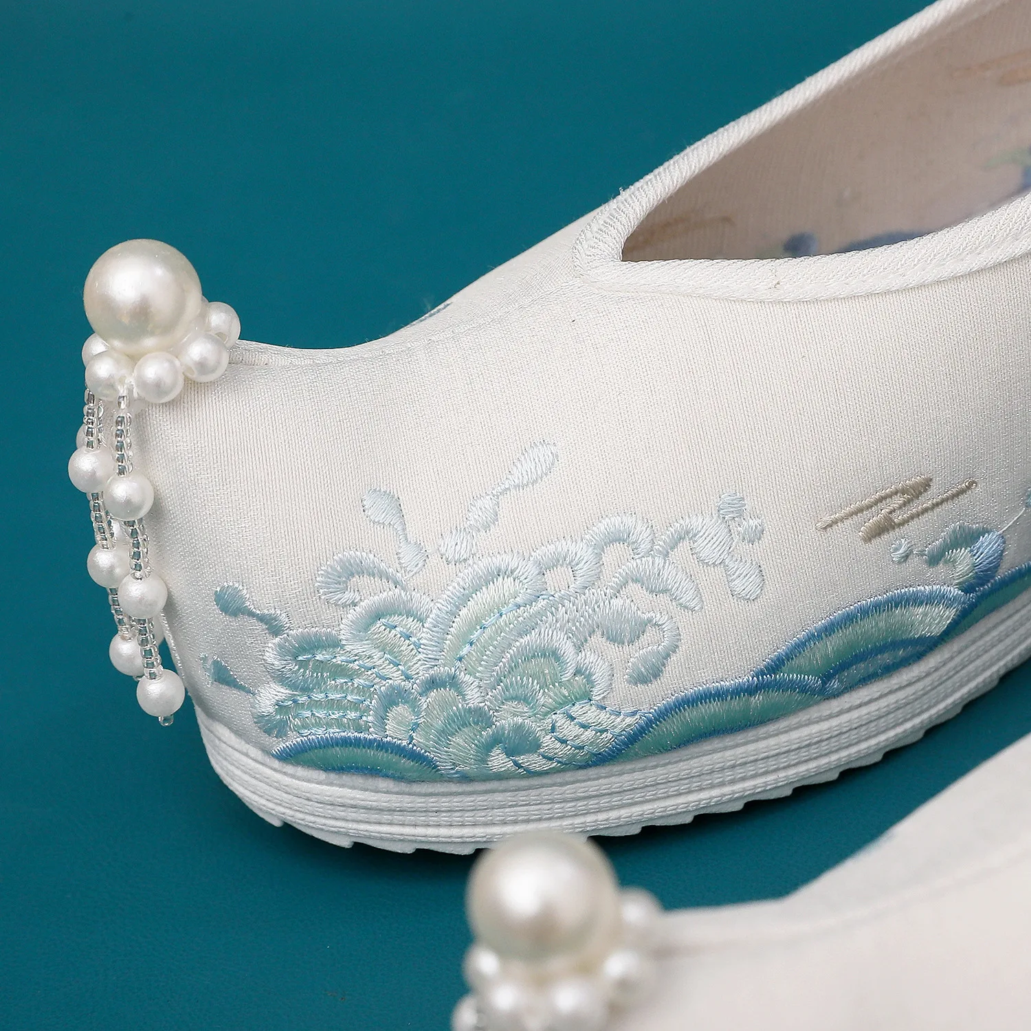 أحذية Waves Hanfu النسائية المطرزة القديمة زي الطلاب الصينية التقليدية أحذية الزفاف النسائية