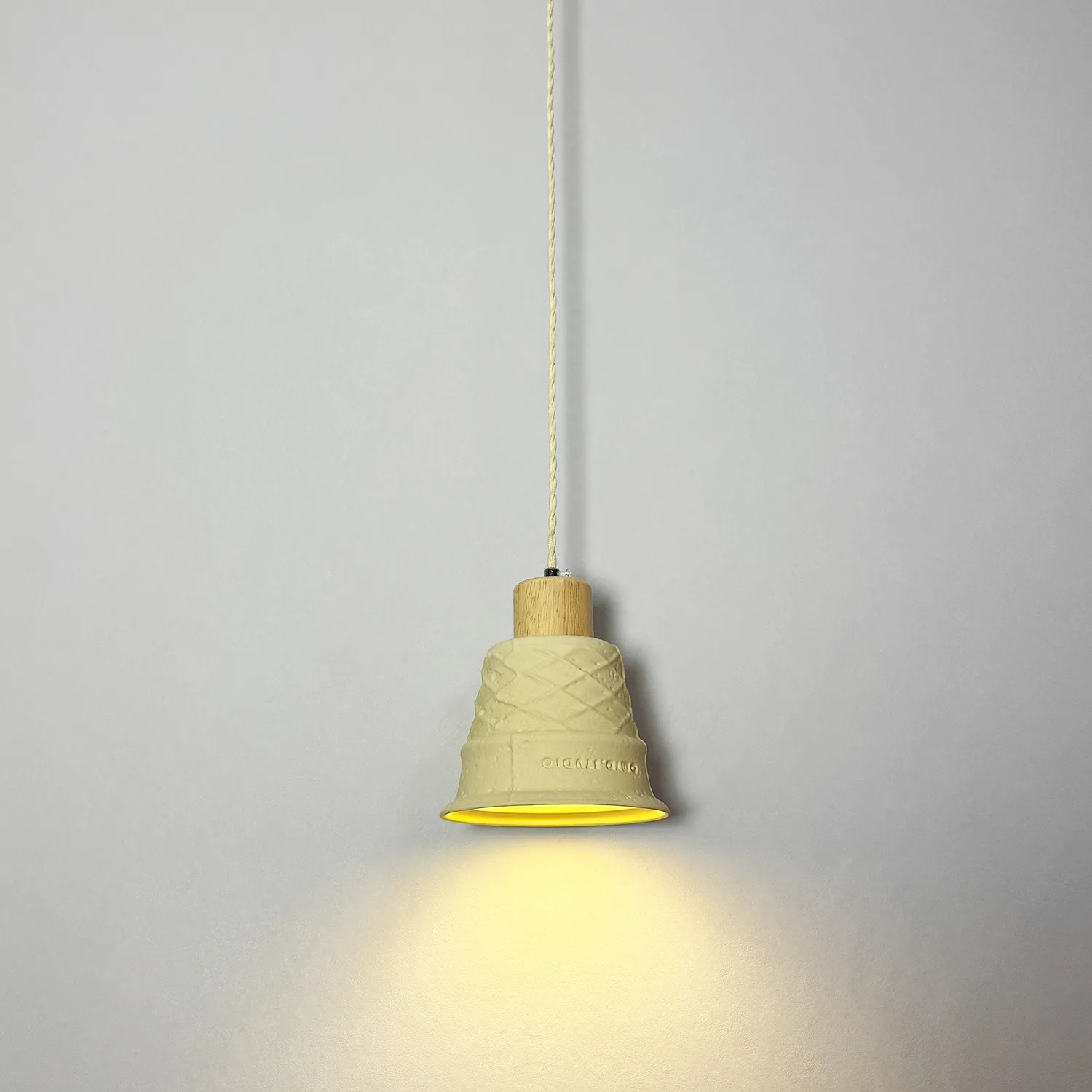 Personalized and creative ice cream cone pendant light creamy style bedside lamp dessert shop bar hanging line light