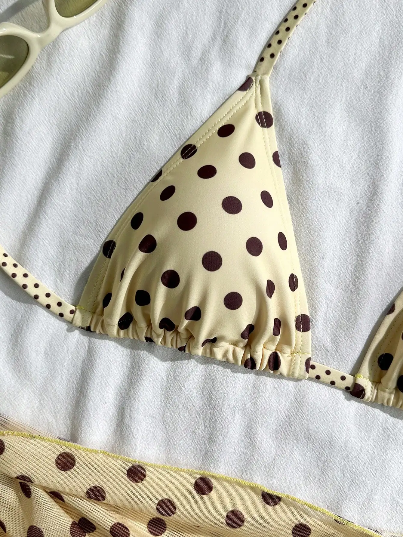 

Кремовый треугольный топ-бикини в горошек с подходящей юбкой-накидкой для пляжного отдыха и летних образов