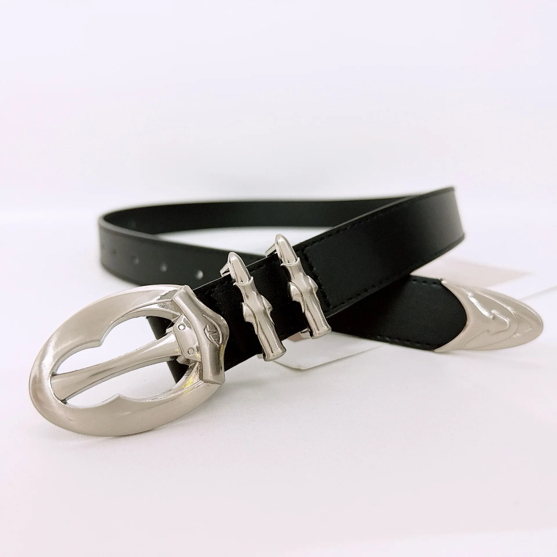 Luxe merken 2025, veelzijdige riem, duurzaamheid, tailleband, stijlvolle metalen gespen, tailleriemen voor dames, mode-accessoire