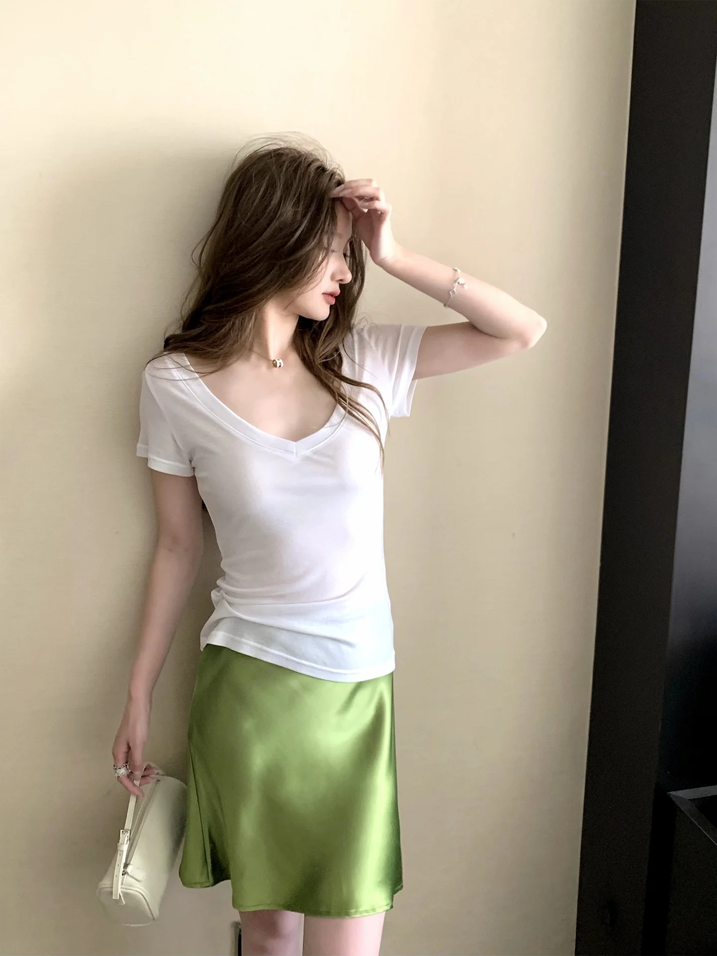 

Женская белая футболка с V-образным вырезом и коротким рукавом, летняя новинка, универсальный простой топ в корейском стиле