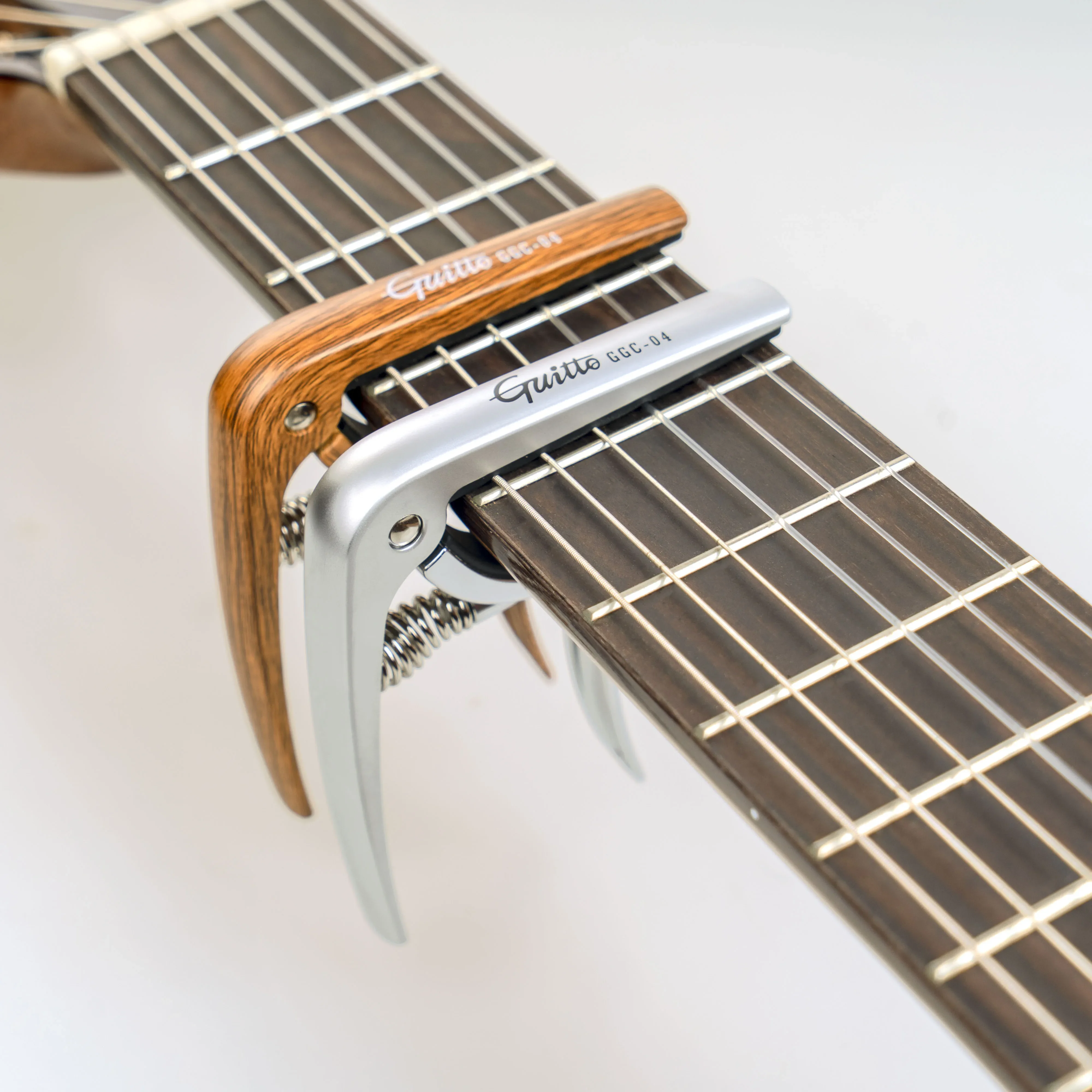 GUITTO GGC-04 Gitarren-Capo für akustische klassische E-Gitarre, universelles Zubehörteil, multifunktionale Stimmklemme aus Zinklegierung – Detail 10