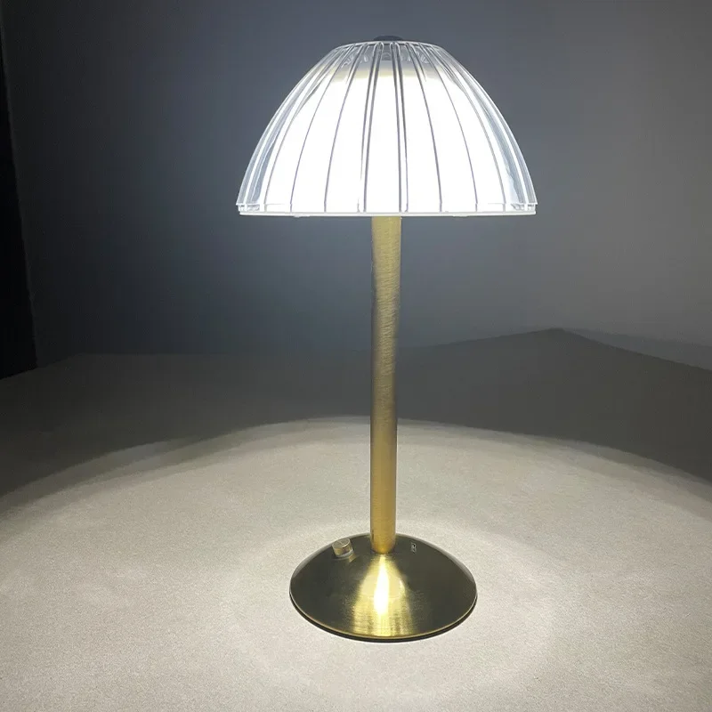 Lampada di ricarica in metallo retrò di lusso leggero decorazione del letto della camera da letto atmosfera touch luce notturna tricolore lampada da tavolo regalo