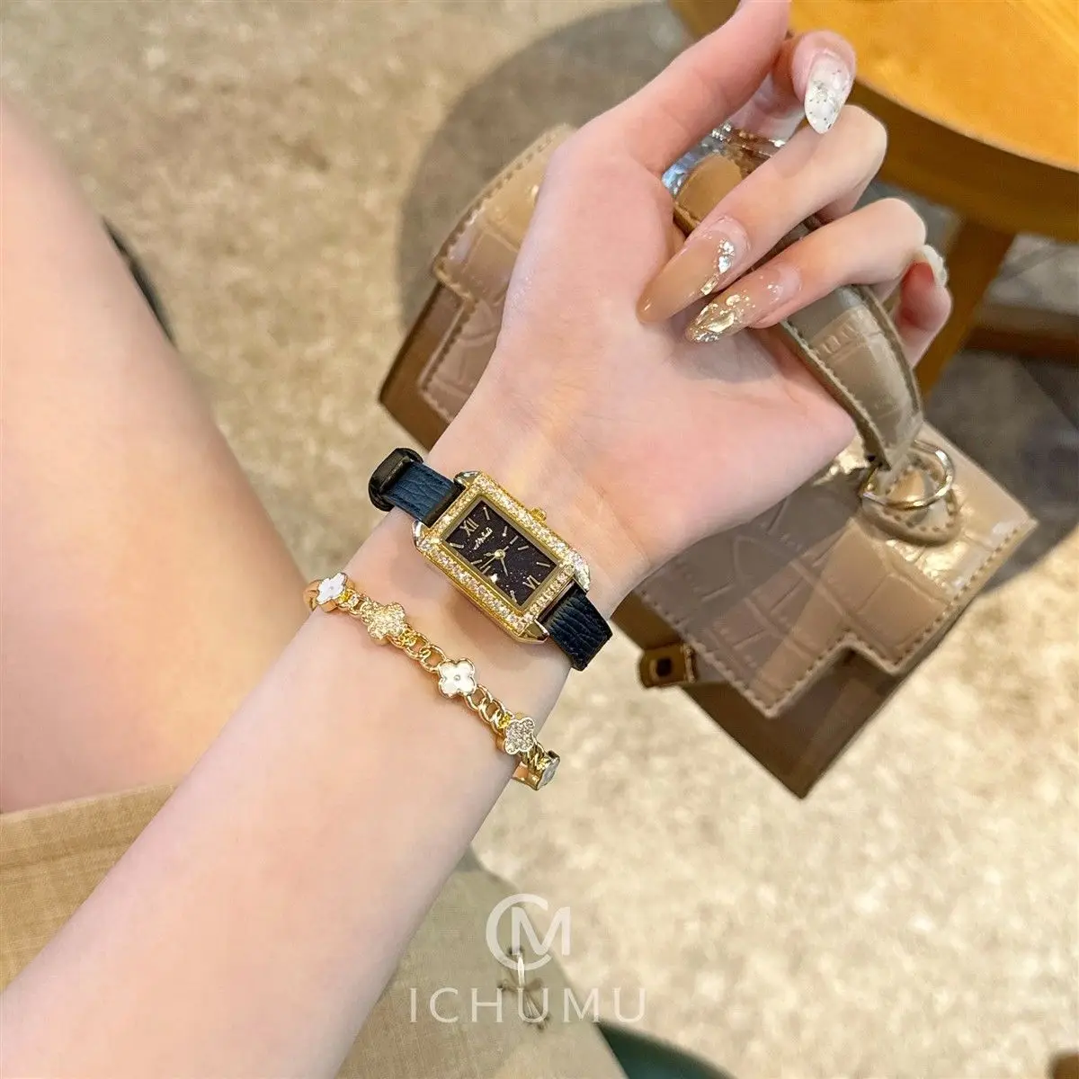 ساعة نسائية أنيقة ساعة نسائية راقية السماء المرصعة بالنجوم ريترو موضة مربعة صغيرة ساعة مربعة 2025 نمط جديد ساعة مختارة