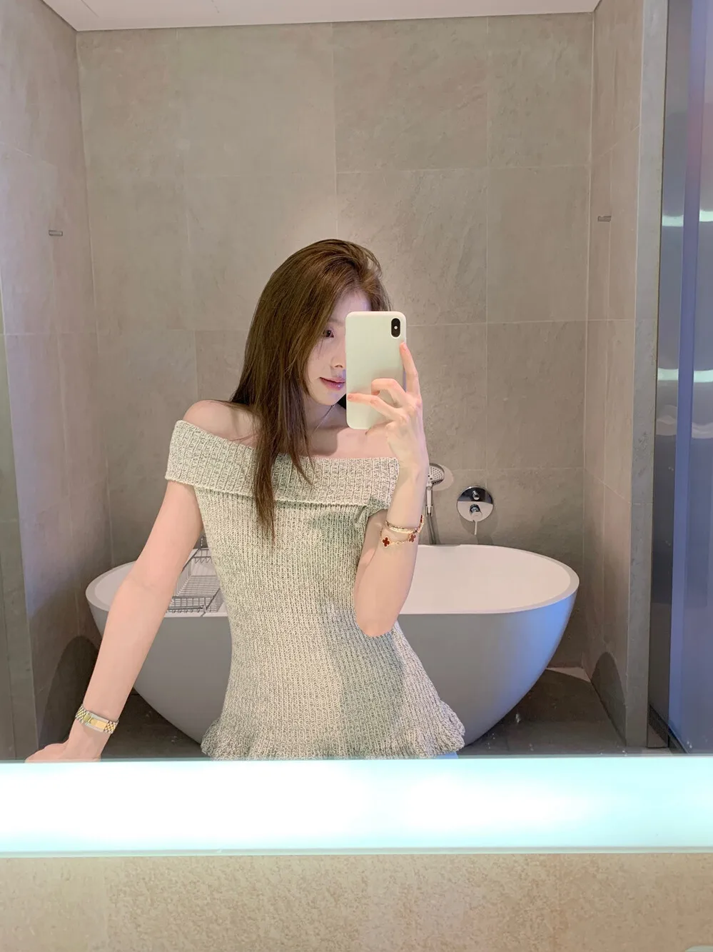 

Lilian Santa Pure Desire Gentle Elegant One-Shoulder Collar Mixed Color Knitted Sweater Commute Style Slim Fit Short Length