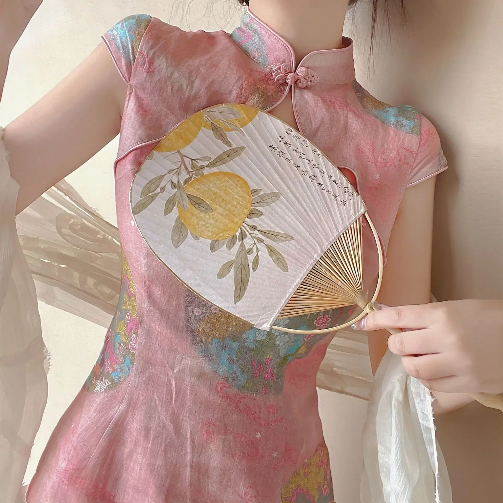 2024 Nuovo Rosa Qipao Sexy Scava Fuori Il Collare Alla Coreana Lungo Cheongsam Della Signora di Estate Della Stampa Del Fiore Vestito Cinese Sottile Split Abiti