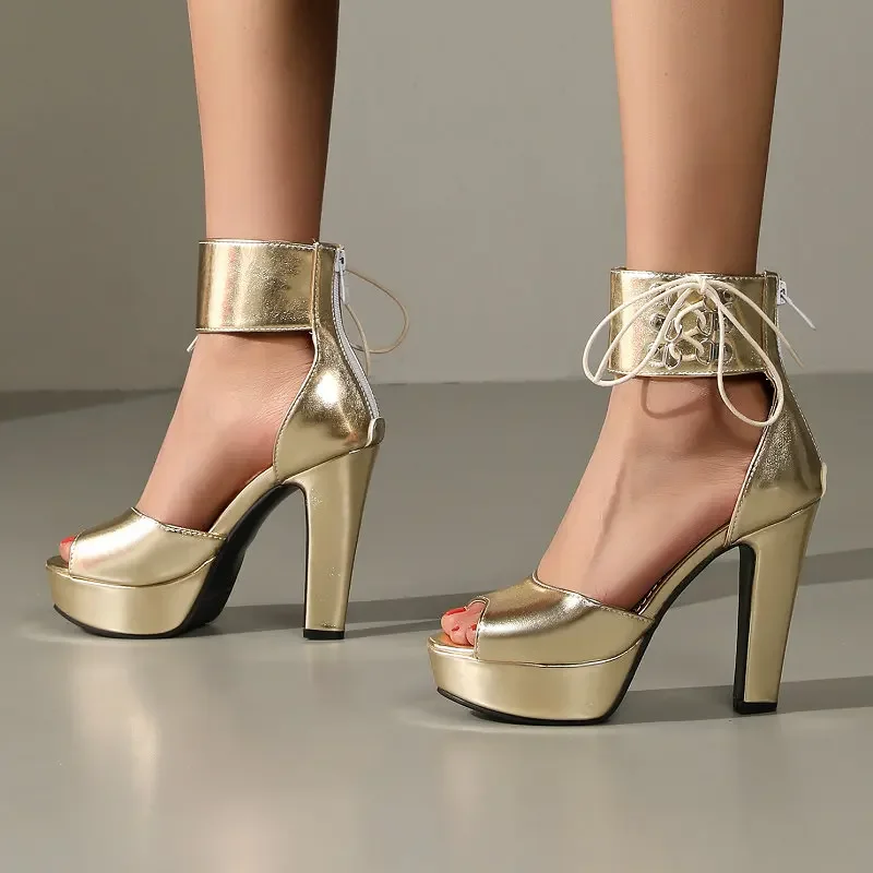 

Сексуальные женские гладиаторы из лакированной искусственной кожи с блестками золотого и красного цвета с открытым носком на молнии сзади, свадебные сандалии на толстом высоком каблуке-шпильке и платформе