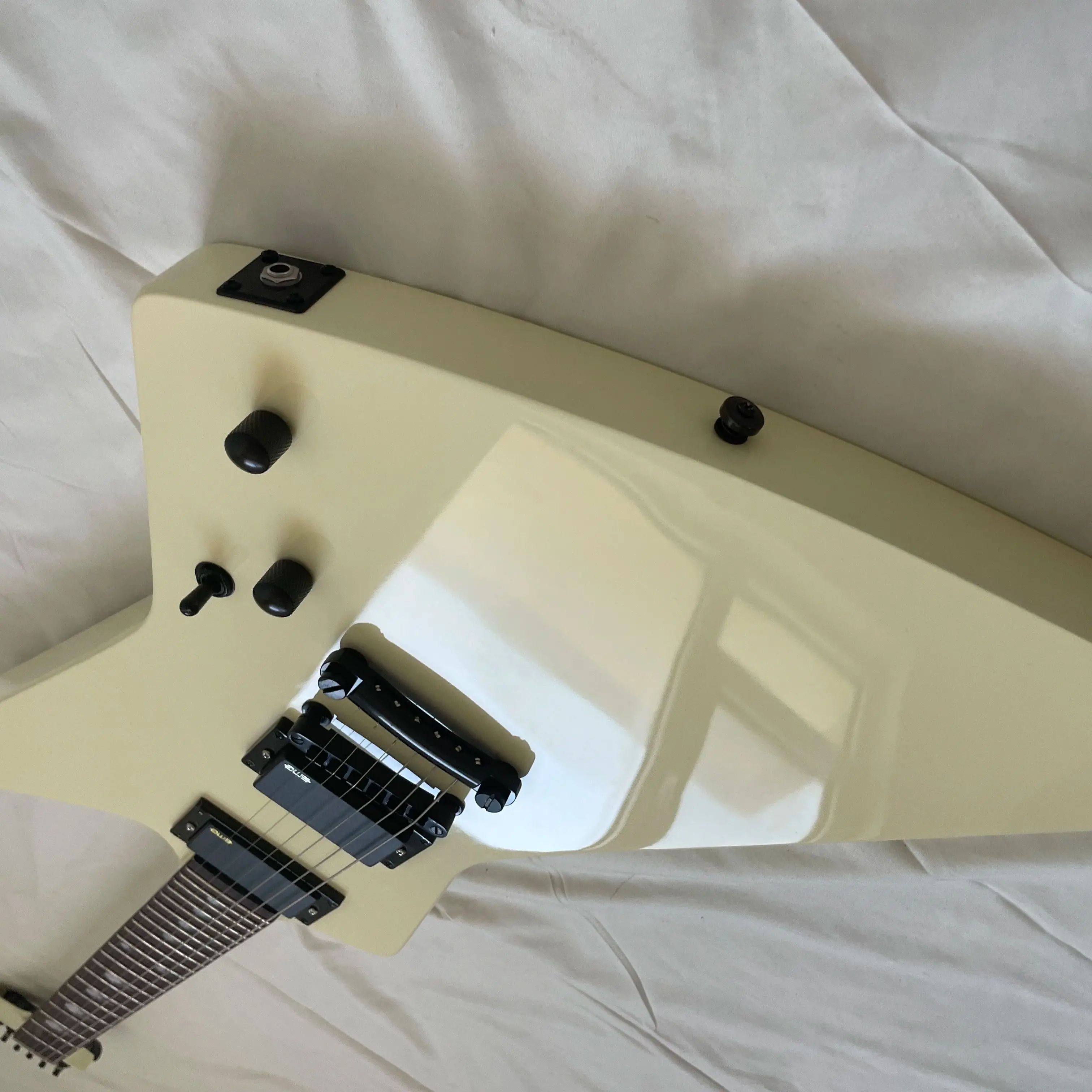 6 String Custom Solid Body Electric Guitar Beige Color Smooth Rosewood Fingerboard Custom Crafted Performance Guitar