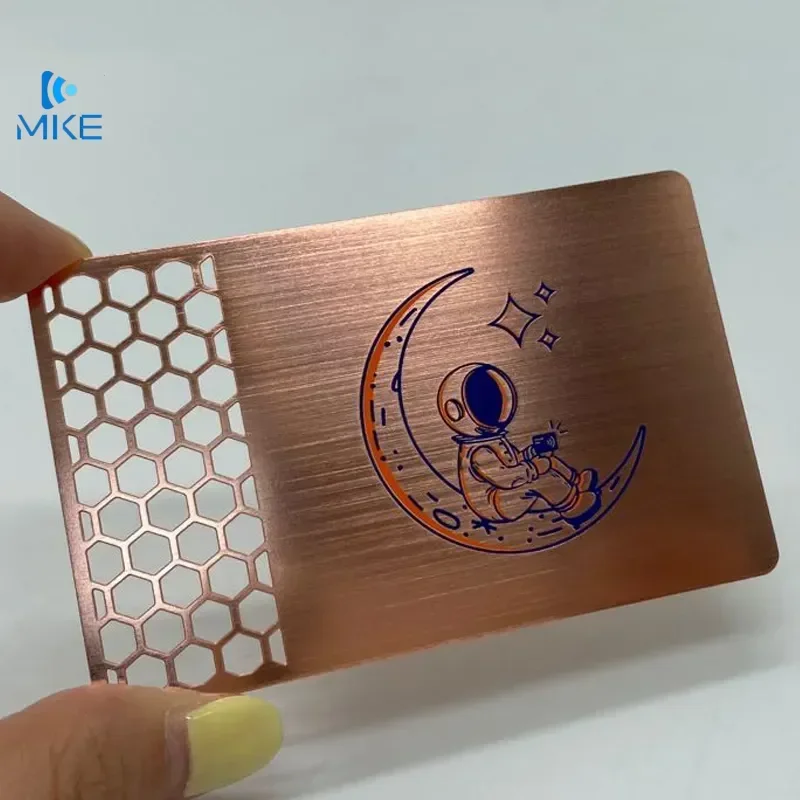 

Кисть для гравировки металлических карт из матового розового золота