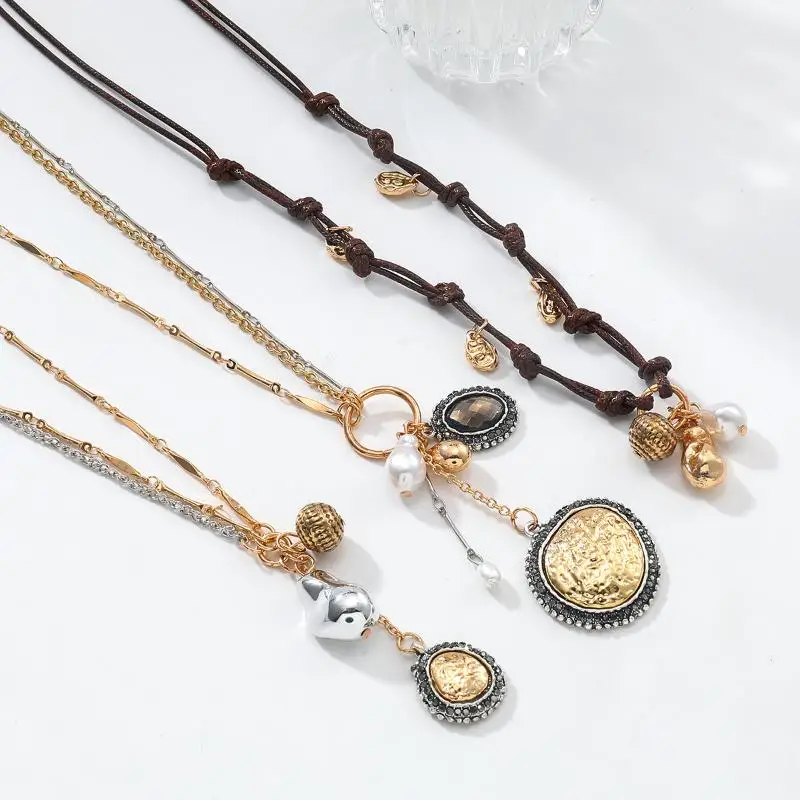 قلادة احتفالية بسلسلة حبل بوهيمية أنيقة للنساء؛ إكسسوار شارة معدنية مستديرة للعملات المعدنية.