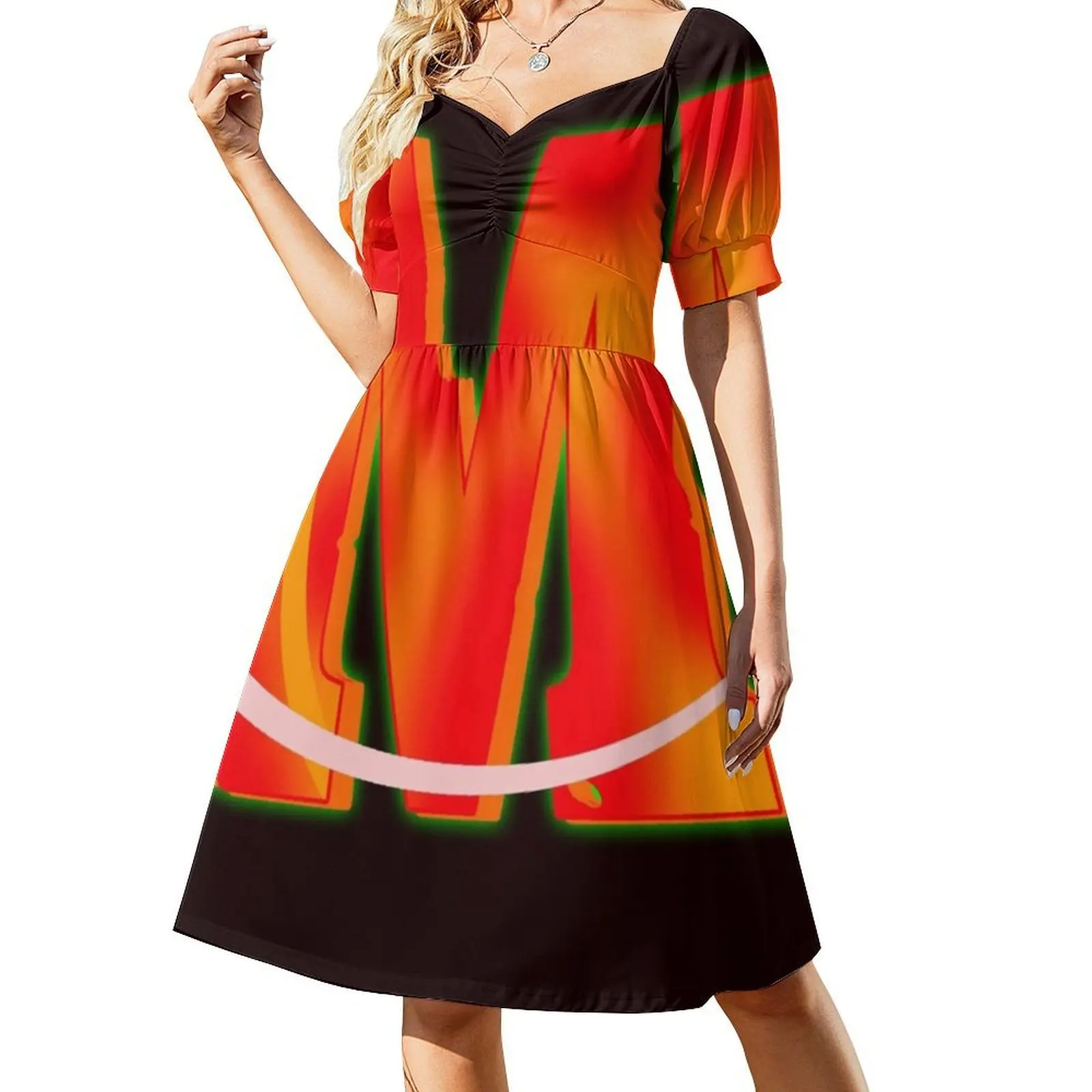 Une lettre majuscule cassée et brûlée M robe décolleté en coeur robe de soirée d'été élégante pour les femmes Big M Brocken M lettre M