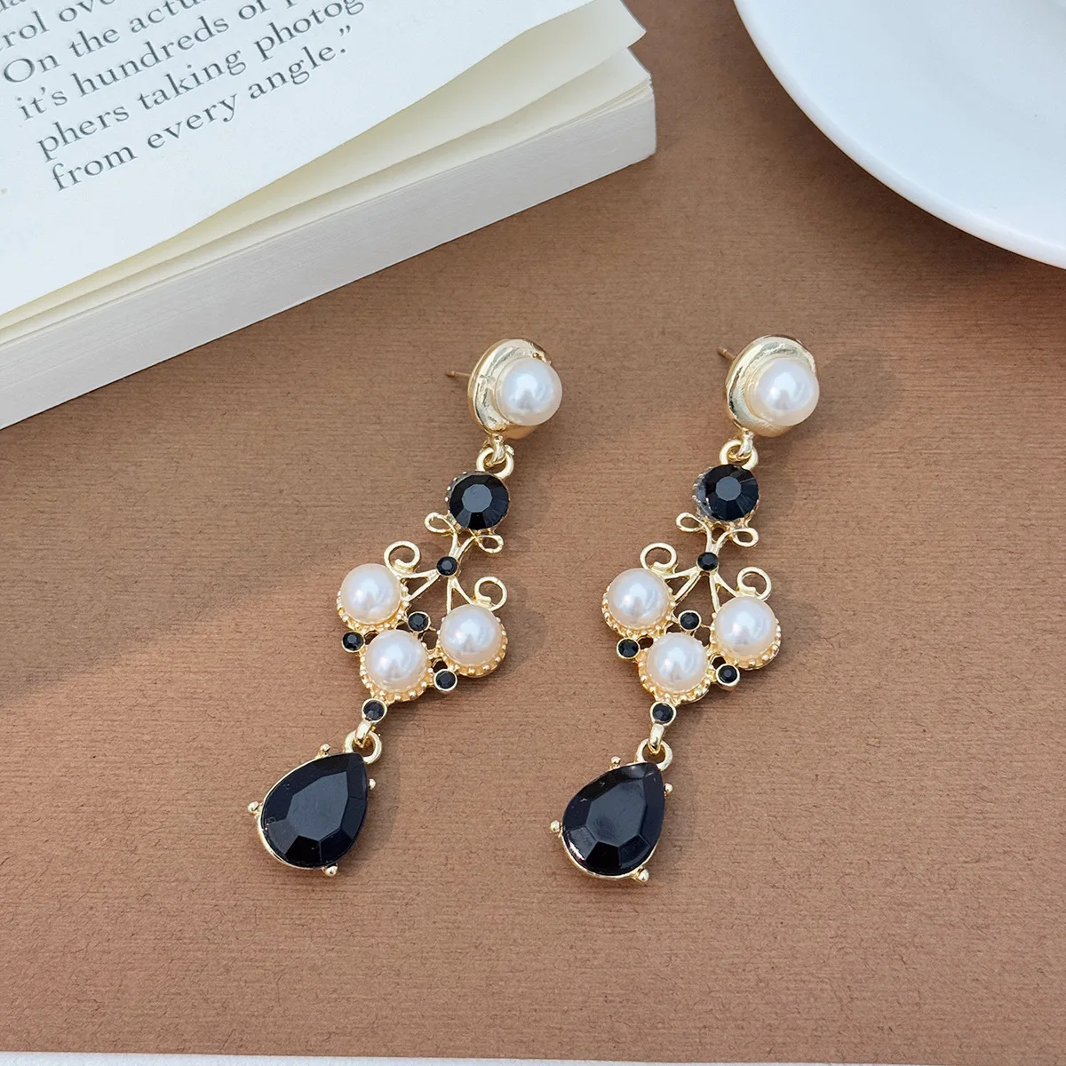 

Dark style sweet and cool queen Feng Shui drip earrings exaggerated long style high-end feeling slimming earrings