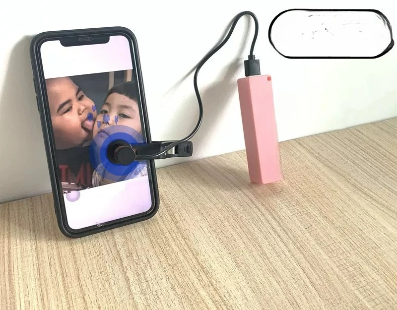 The mobile phone automatically clicks the live stream heart and likes the physical connector.
