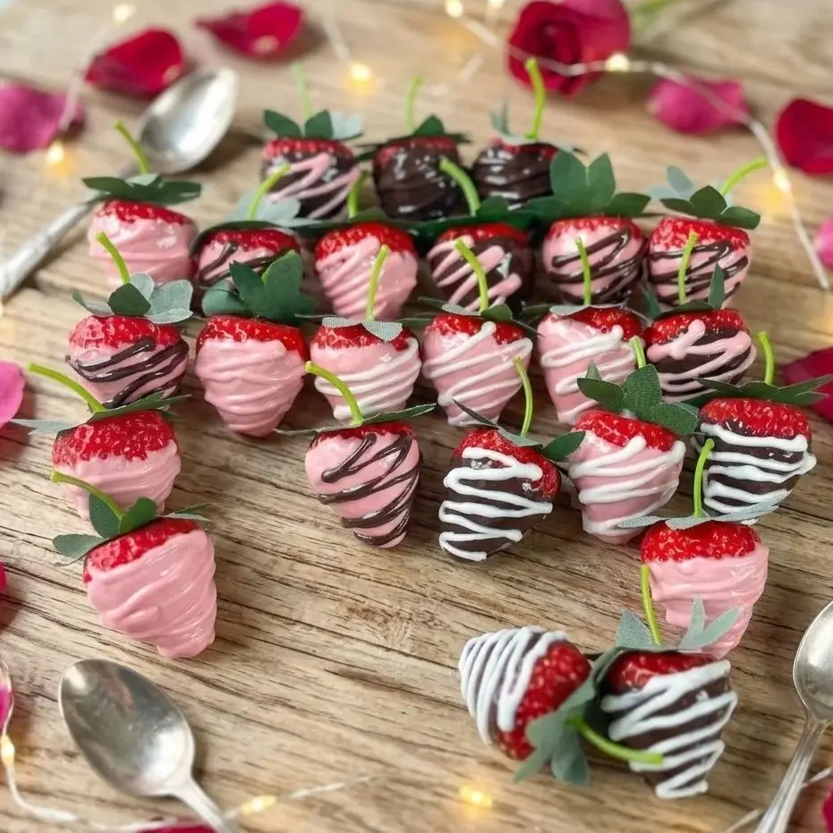 4 Stück Realistische Schokoladenüberzogene Erdbeeren, Lebensechte Künstliche Frucht-Desserts für Valentinstag-Dekoration – Detail 3