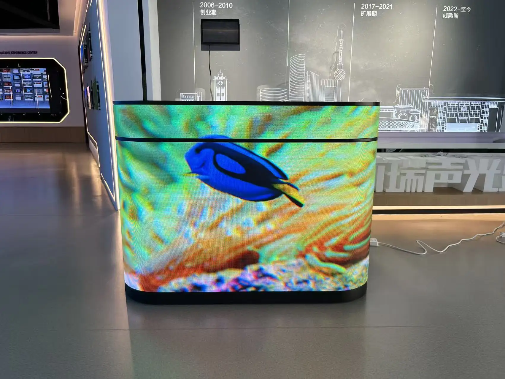 Qray Factory Direct Custom Indoor/Outdoor IP65 Mobile Facade Portable Led Video Wall Top Dance Dj Table Booth Led Screen Display