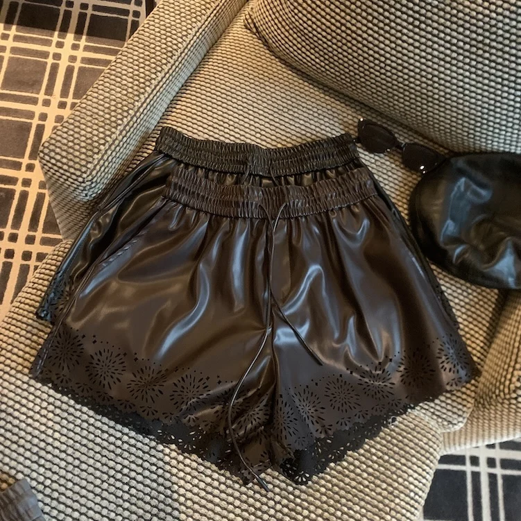 여성용 가을 겨울 PU 가죽 홀로우 아웃 드로스트링 허리 와이드 레그 쇼츠 여성용 솔리드 컬러 하이 웨이스트 루즈 쇼트 팬츠