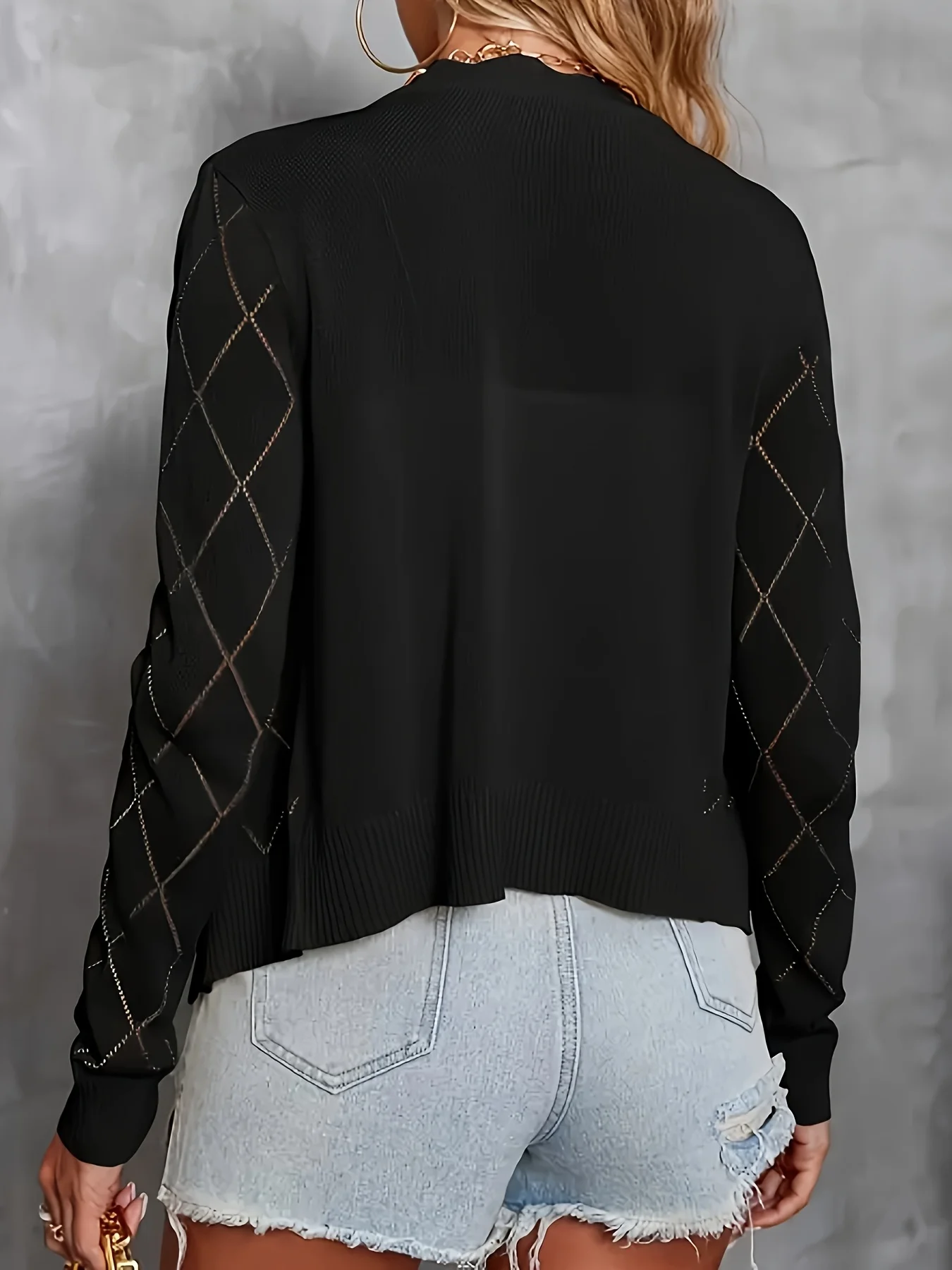 Damski czarny kardigan plus size z dzianiny, modny i swobodny kardigan z wzorem w romby z dziurkami.