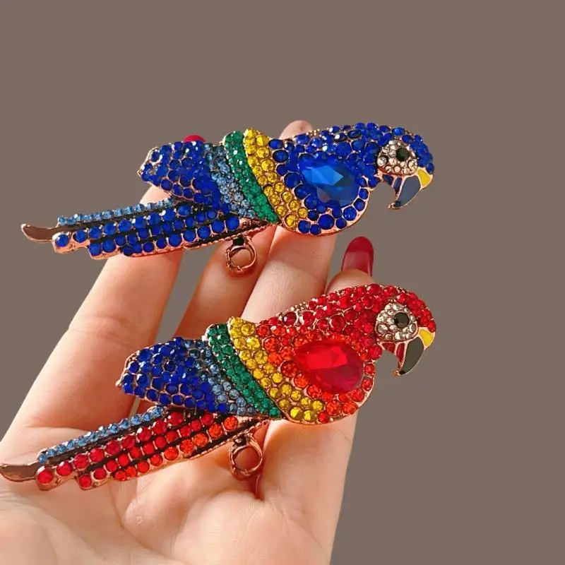 § 1Pcs Unisex 2-color Rhinestone Beautiful Animal Party Casual Brooch Pin Shining Parrot Bird Brooches For Women Gifts