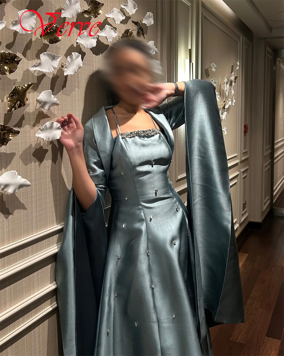 Aangepaste delicate lichtblauwe satijnen avondjurk Hoge kwaliteit strapless spaghettibandjes sjaal lange mouwen beroemdheidsjurken