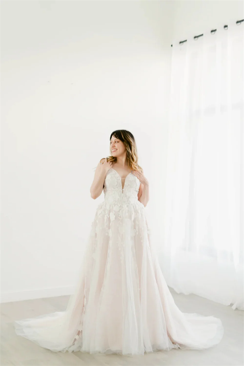 Белые свадебные платья на тонких бретельках по индивидуальному заказу, элегантное свадебное платье трапециевидной формы без рукавов, свадебное платье с цветочным шлейфом