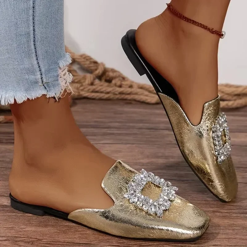 2025 الصيف الفضة البغال المرأة النعال موضة كريستال النعال السيدات في الهواء الطلق الوجه يتخبط أحذية النساء ساحة تو صندل مسطح