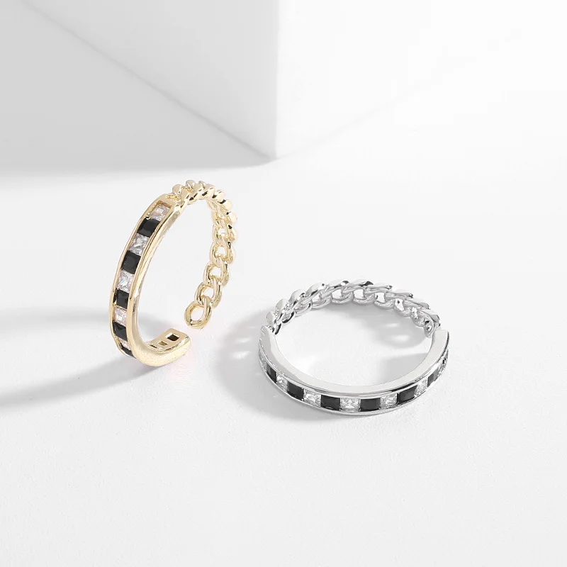 

A simple and versatile Korean-style ring with adjustable temperament. It features a niche design and a checkered tail ring