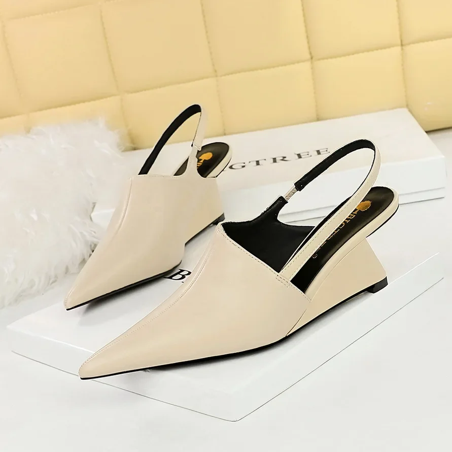 Women Retro 6.5cm High Heels Wedges Designer Pumps Strange Mules Lady Pointed Toe Middle Low Heels Patent Leather Classic Shoes