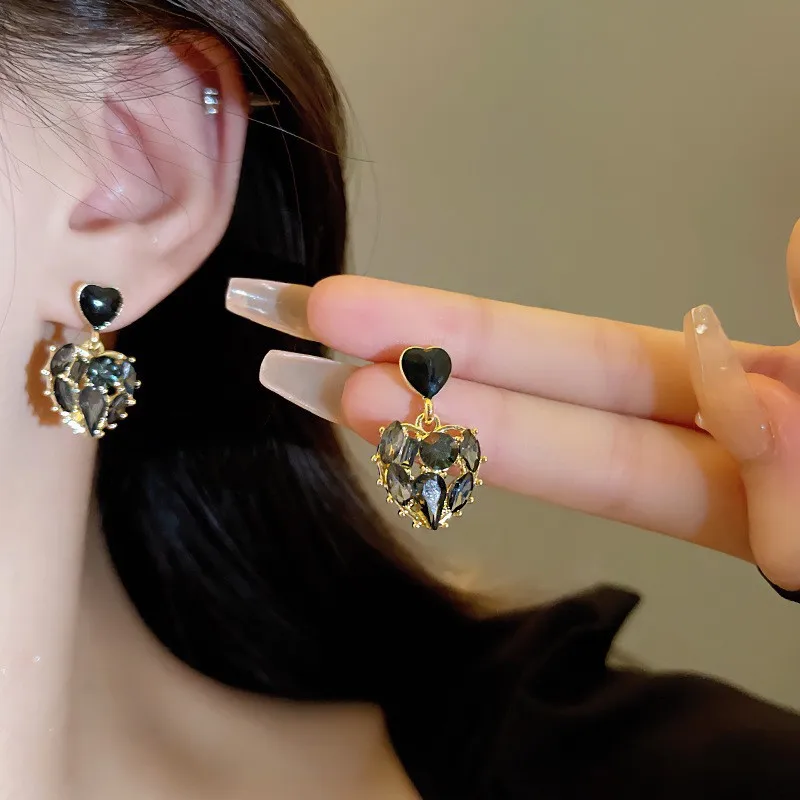 Lady Alloy Earring Heart-shaped Gold Plate Stud Earrings Vintage Hong Kong Style Girls Jewelry Red Black Sliver Color Earwear