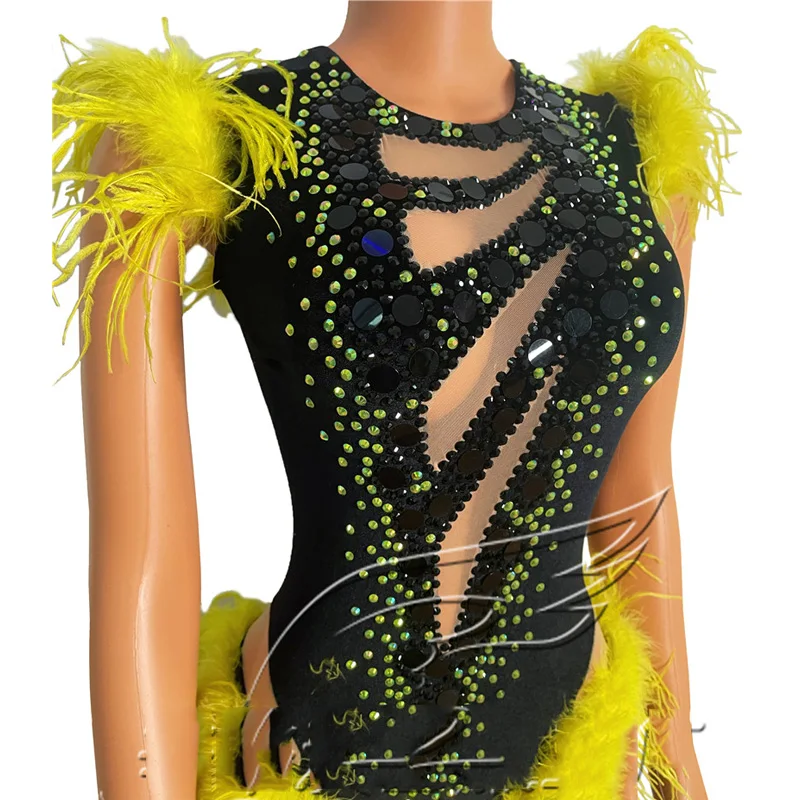 Bodysuit Met Gele Veren Steentjes Sexy Zwart Uitgesneden Kleding Met Franjes Dj Ds Vrouwen Festival Outfit Podium Danskostuums Xs1090