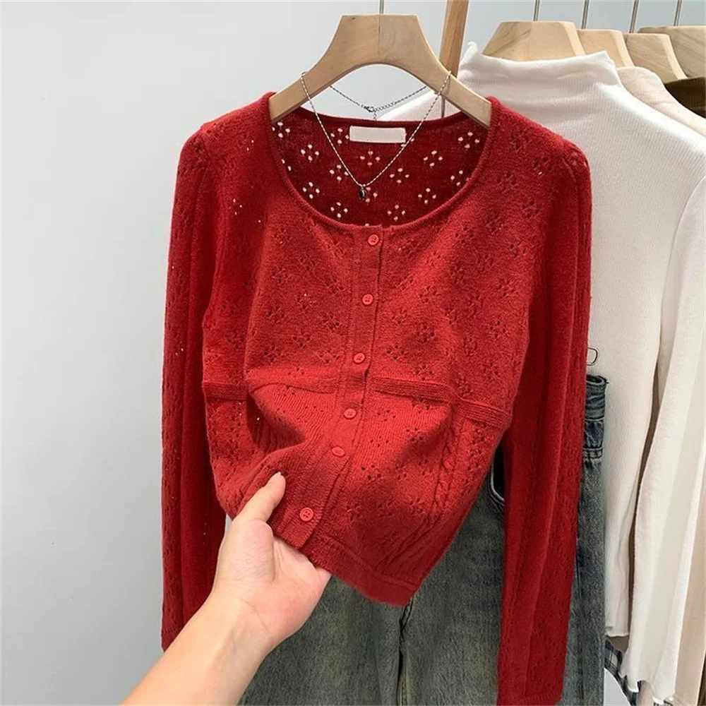 2025 moda de verano estilo coreano rojo Retro hueco fino protección solar chaqueta cárdigan de punto para mujeres otoño ropa corta Top