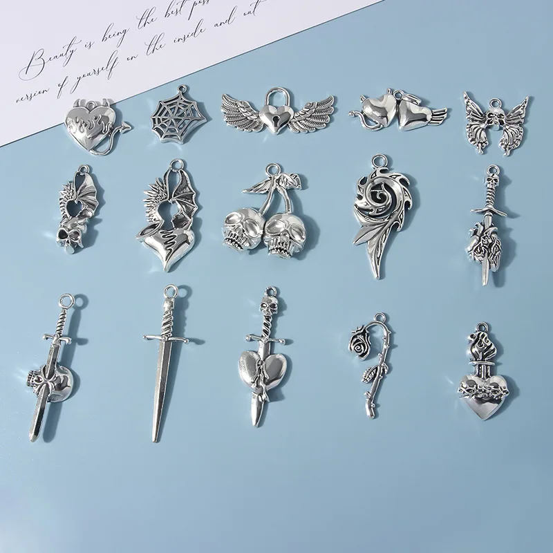 10ชิ้นผสมอัลลอยด์โบราณกลวงหัวใจกะโหลกศีรษะรักดาบปีกสำหรับเครื่องประดับทำ DIY ทำด้วยมือจี้ฮาโลวีน
