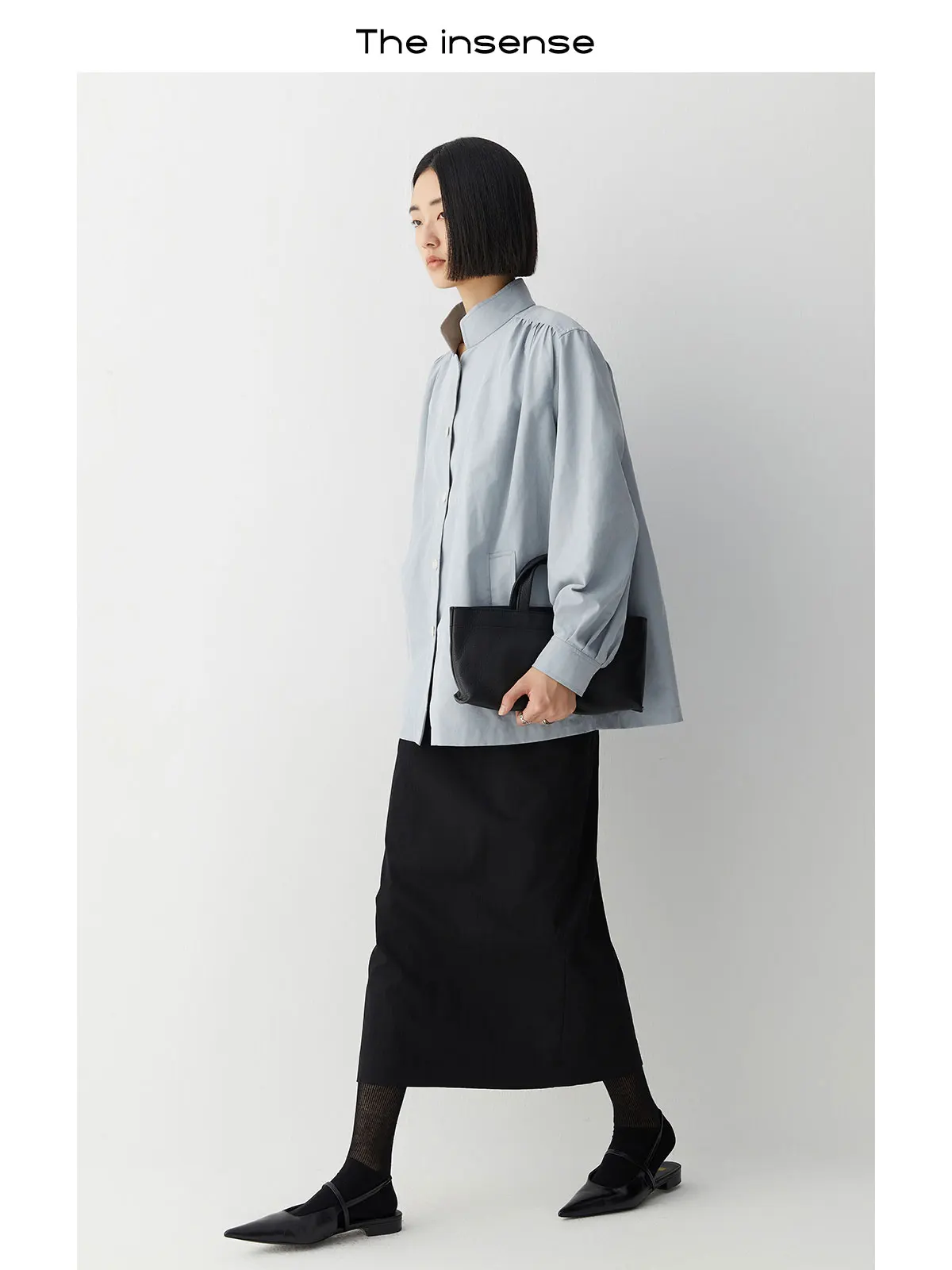 

Мягкая куртка-жакет Insense с одним открытым плечом, плиссированным передом, воротником-стойкой, свободного кроя, с длинными рукавами, однотонная.