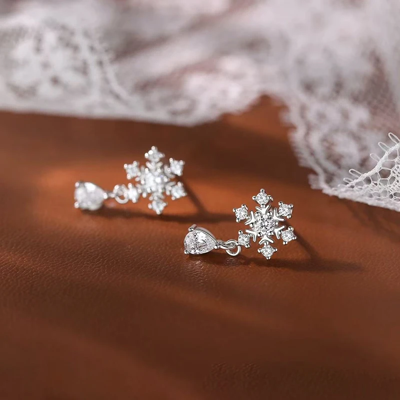 Silver Color Exquisite Zircon Snowflake Stud Earrings for Charming Women Fashion Jewelry Light Luxury Party Accessories