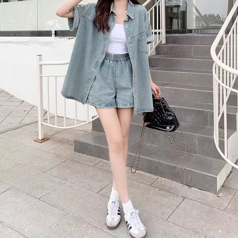 Setelan kemeja denim lengan pendek wanita 2024 musim panas Korea retro celana pendek denim modis longgar dicuci dua potong.